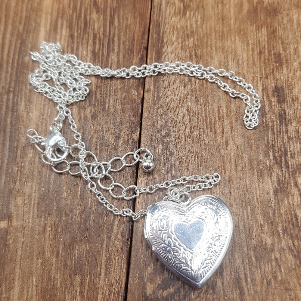 N3422 victorian locket necklace collectible